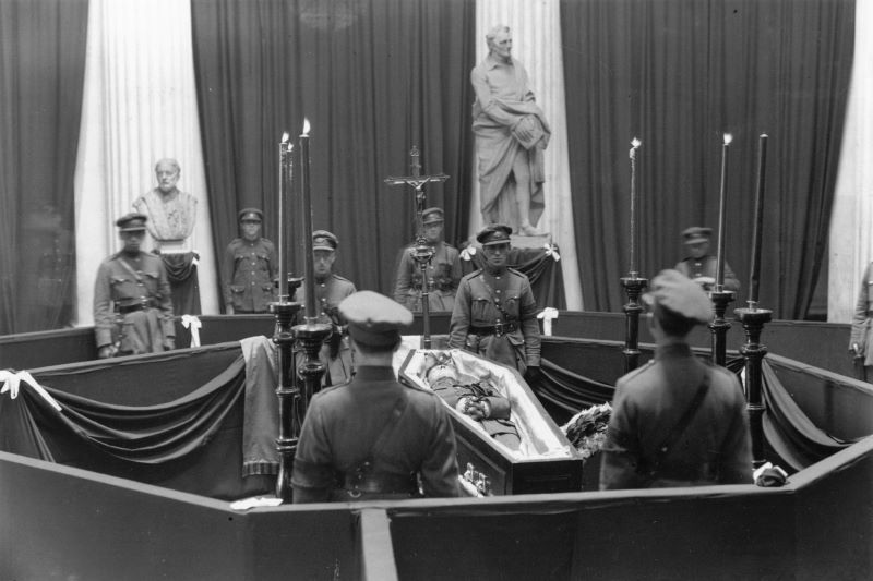 Michael Collins laying in state in Dublin (Getty Images)